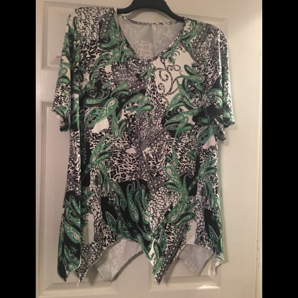 Women’s Boutique Top - Green/Black/White - 3X but fits like a 1X